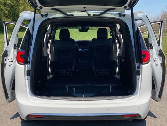 Used 2025 Chrysler Pacifica Select image 42