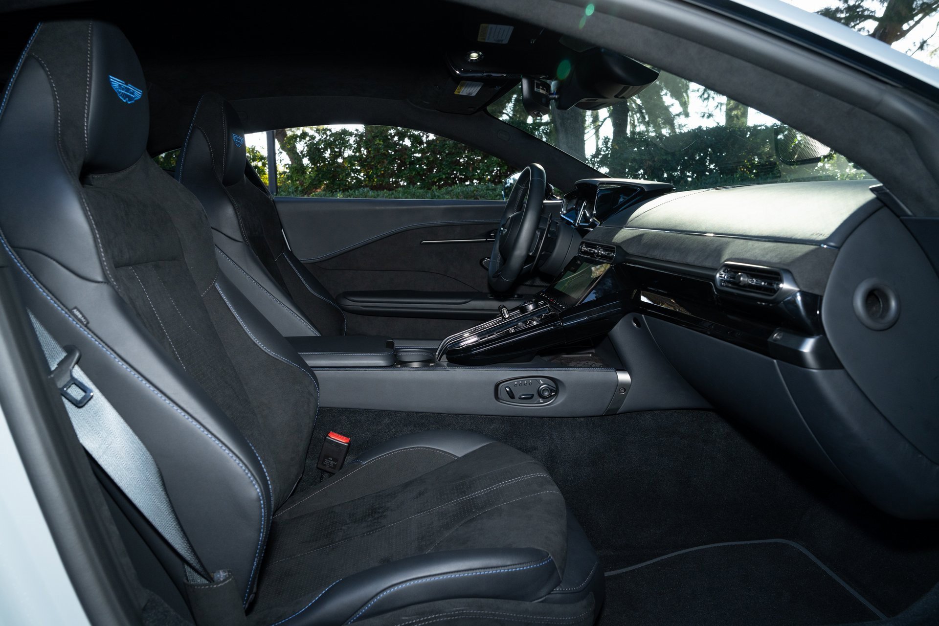 Used 2025 Aston Martin V8 Vantage Coupe image 16