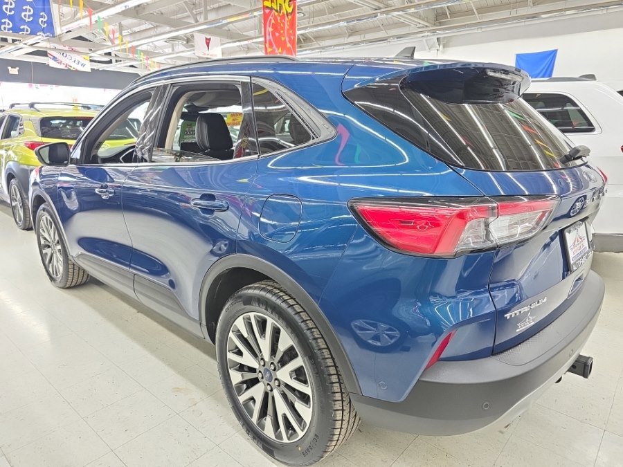 Used 2020 Ford Escape Titanium image 4