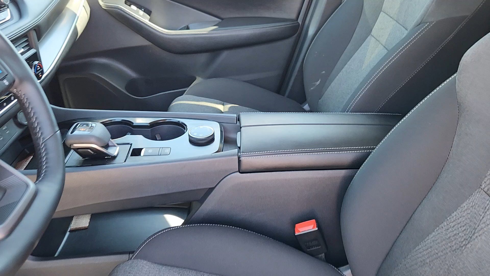 Used 2025 Nissan Rogue SV image 31