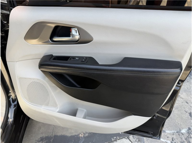 Used 2018 Chrysler Pacifica Limited FWD image 29