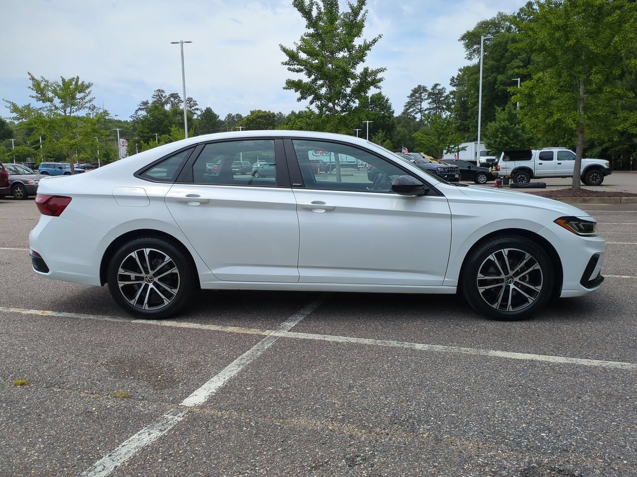 Used 2025 Volkswagen Jetta Sport FWD image 3