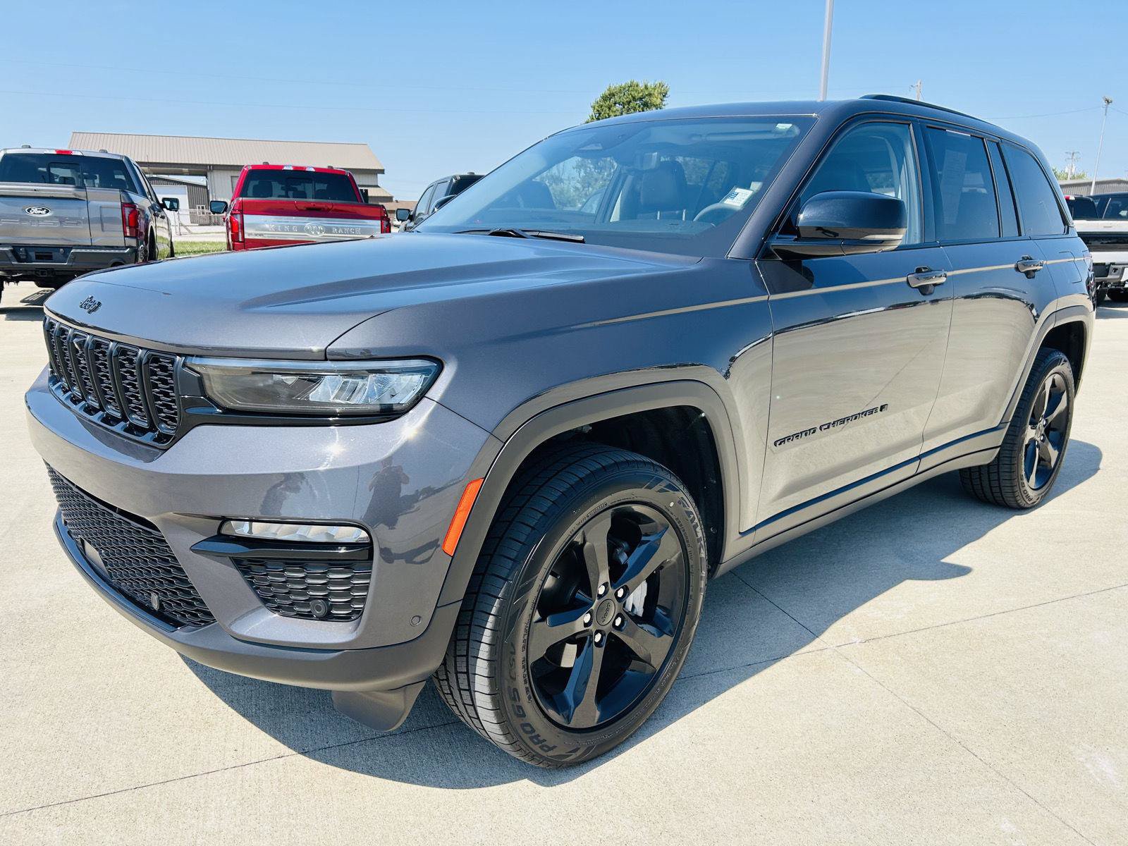 Used 2023 Jeep Grand Cherokee Limited w/ Luxury Tech Group II AWD/4WD image 38