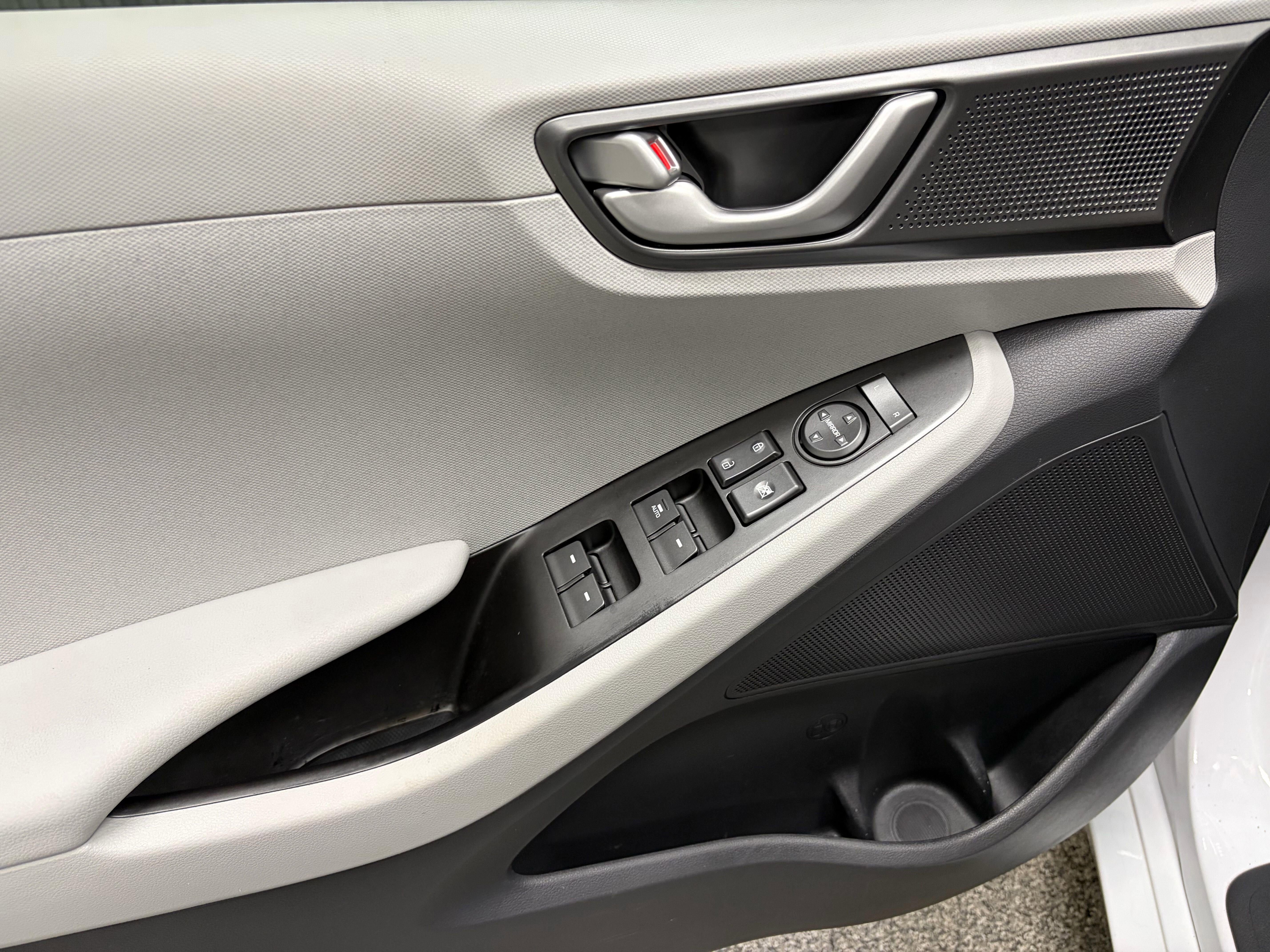 Used 2020 Hyundai Ioniq SE image 17