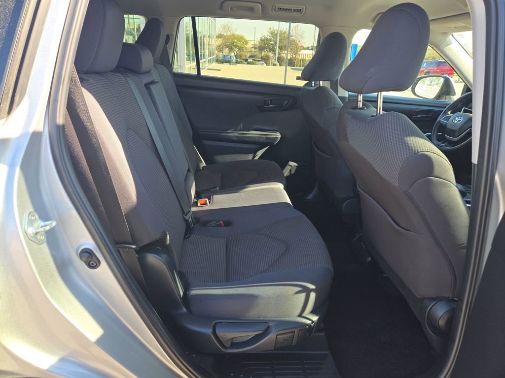Used 2024 Toyota Highlander LE image 61