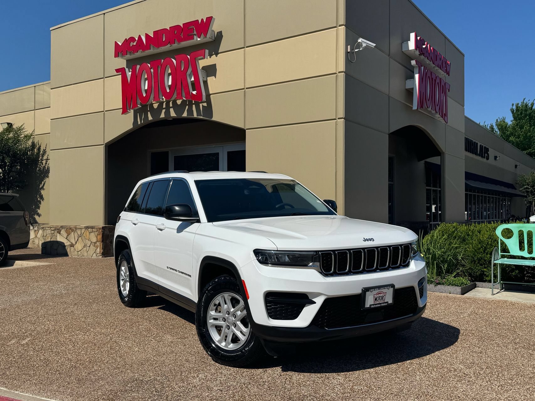 Used 2023 Jeep Grand Cherokee Laredo RWD image 1