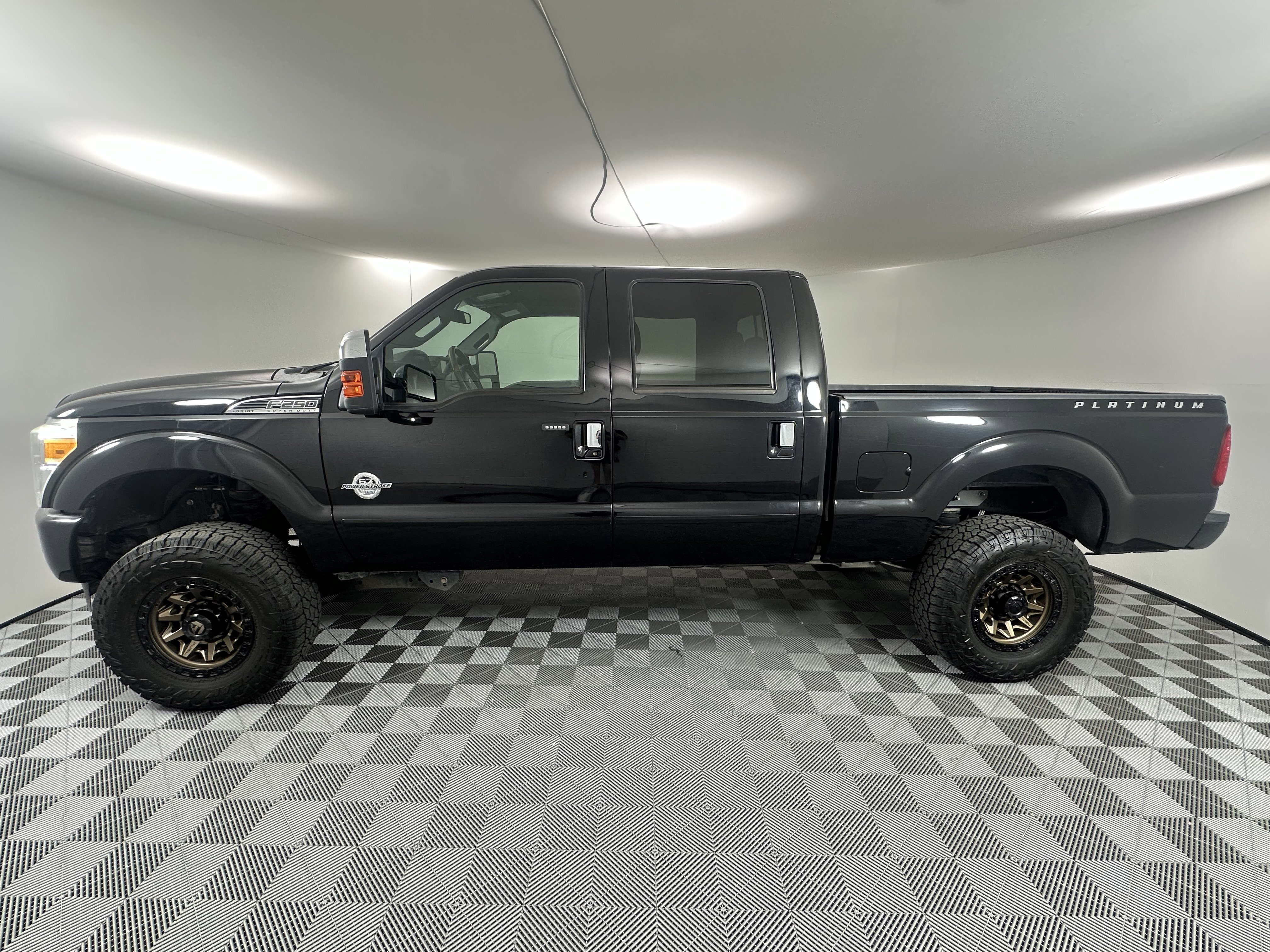 Used 2016 Ford F250 Platinum w/ FX4 Off-Road Package AWD/4WD image 2