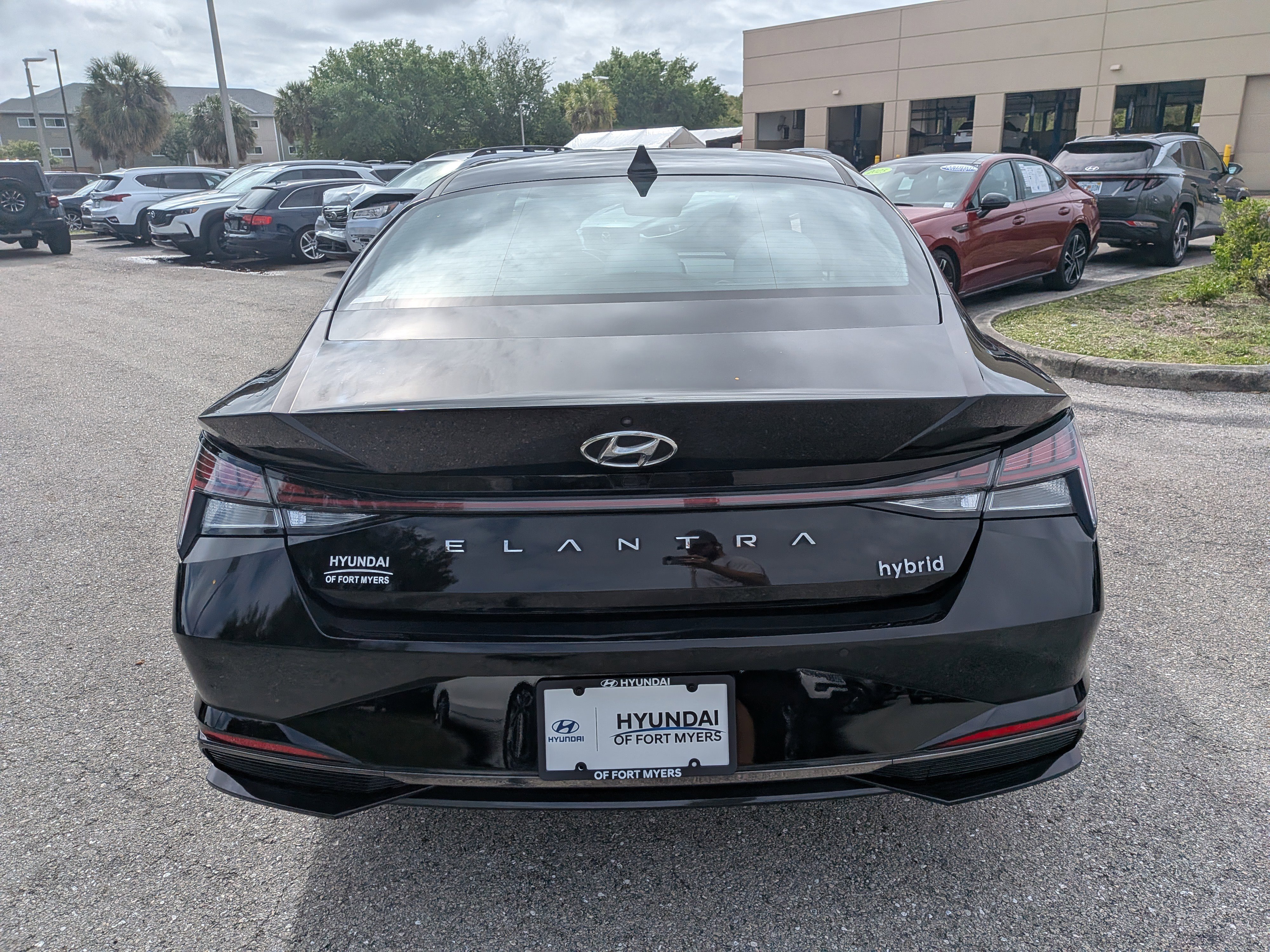 Used 2022 Hyundai Elantra Limited w/ Preferred Accessory Package image 5