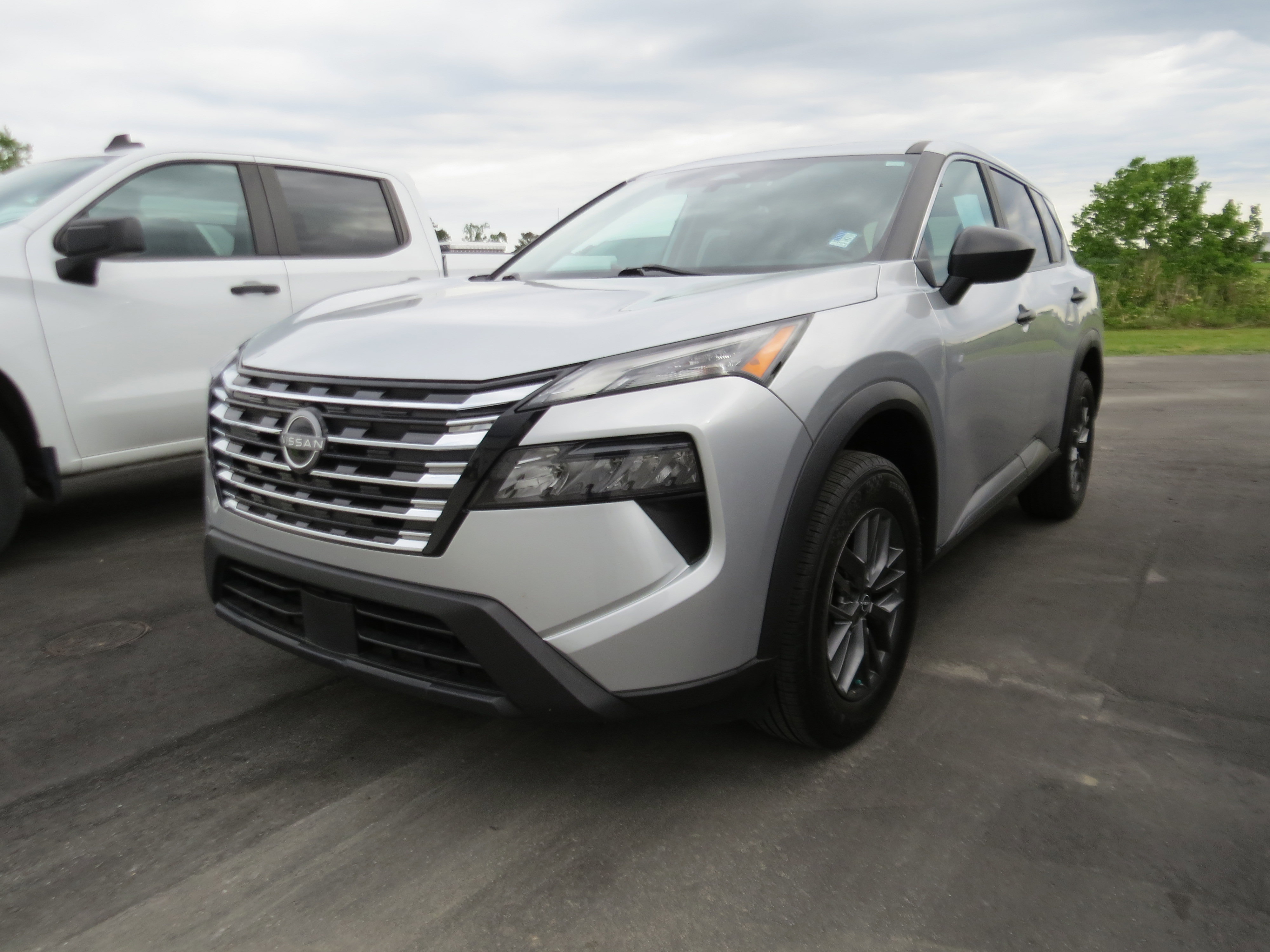 Used 2024 Nissan Rogue S FWD image 4