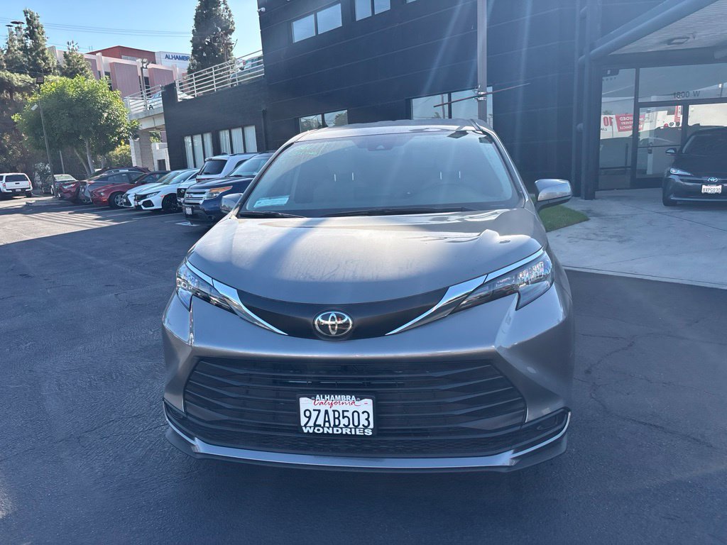 Used 2026 Toyota Sienna LE FWD image 9