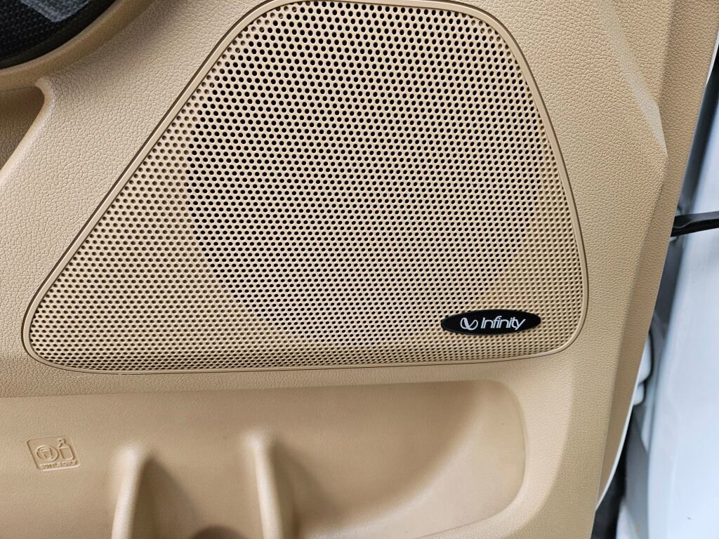 Used 2015 Kia Sedona SX image 28