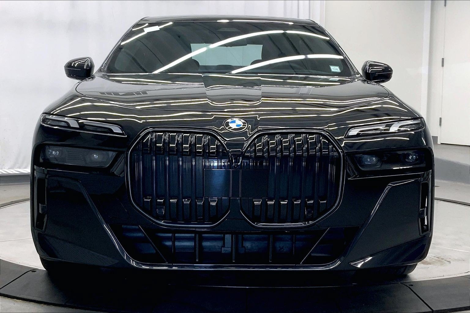 Used 2025 BMW 760i xDrive w/ Premium Package AWD/4WD image 8