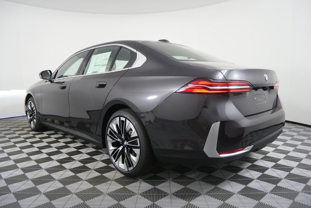 Used 2026 BMW 530i RWD image 4