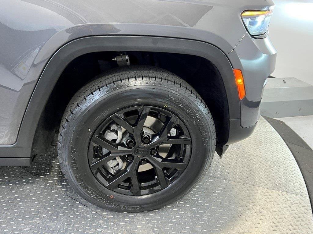 Used 2024 Jeep Grand Cherokee Altitude image 12