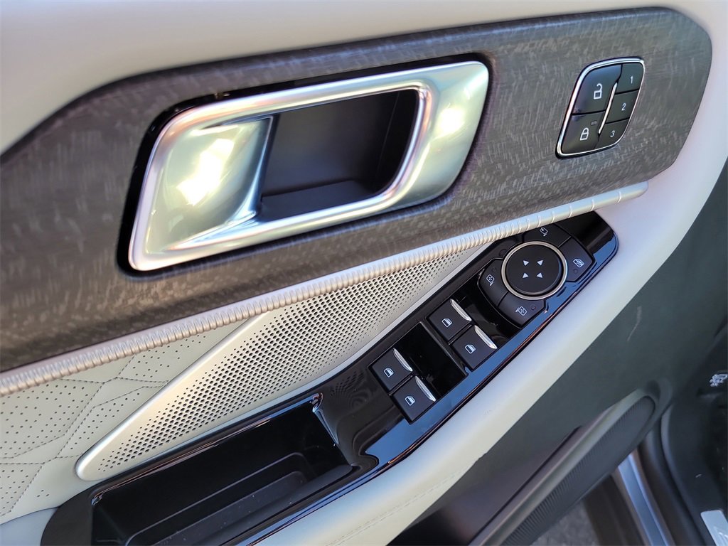 Used 2025 Ford Explorer Platinum w/ Ultimate Package image 17