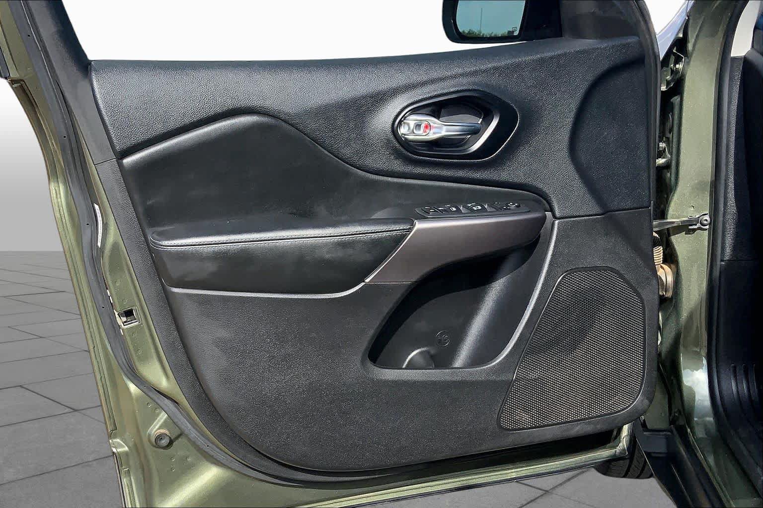 Used 2021 Jeep Cherokee Latitude FWD image 22
