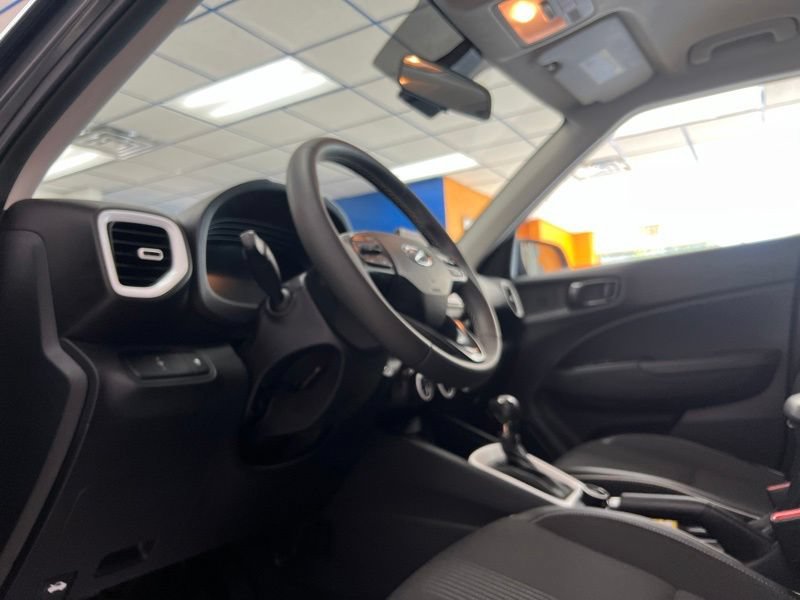 Used 2023 Hyundai Venue Limited FWD image 18