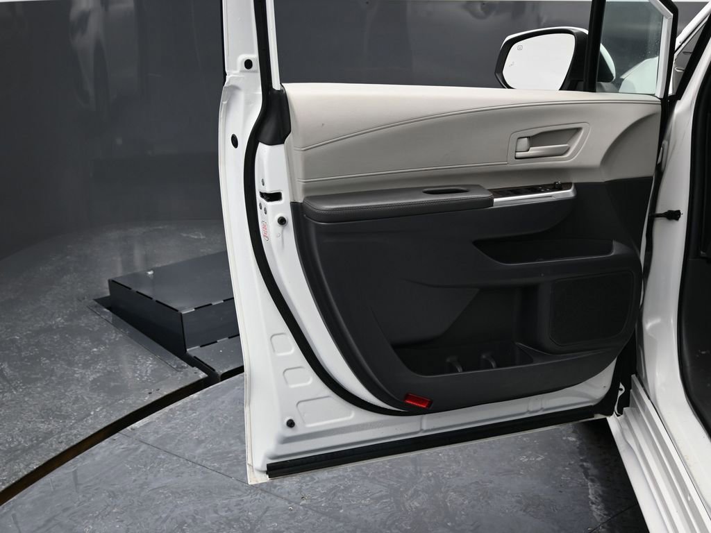 Used 2024 Toyota Sienna LE image 39