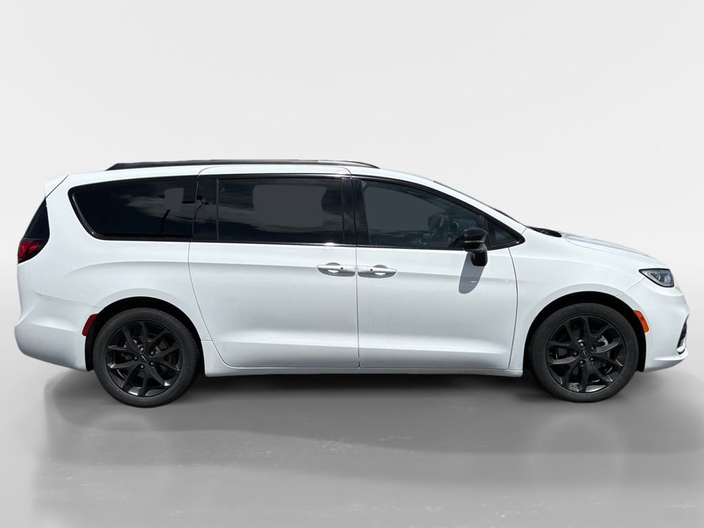 Used 2025 Chrysler Pacifica Limited FWD image 6