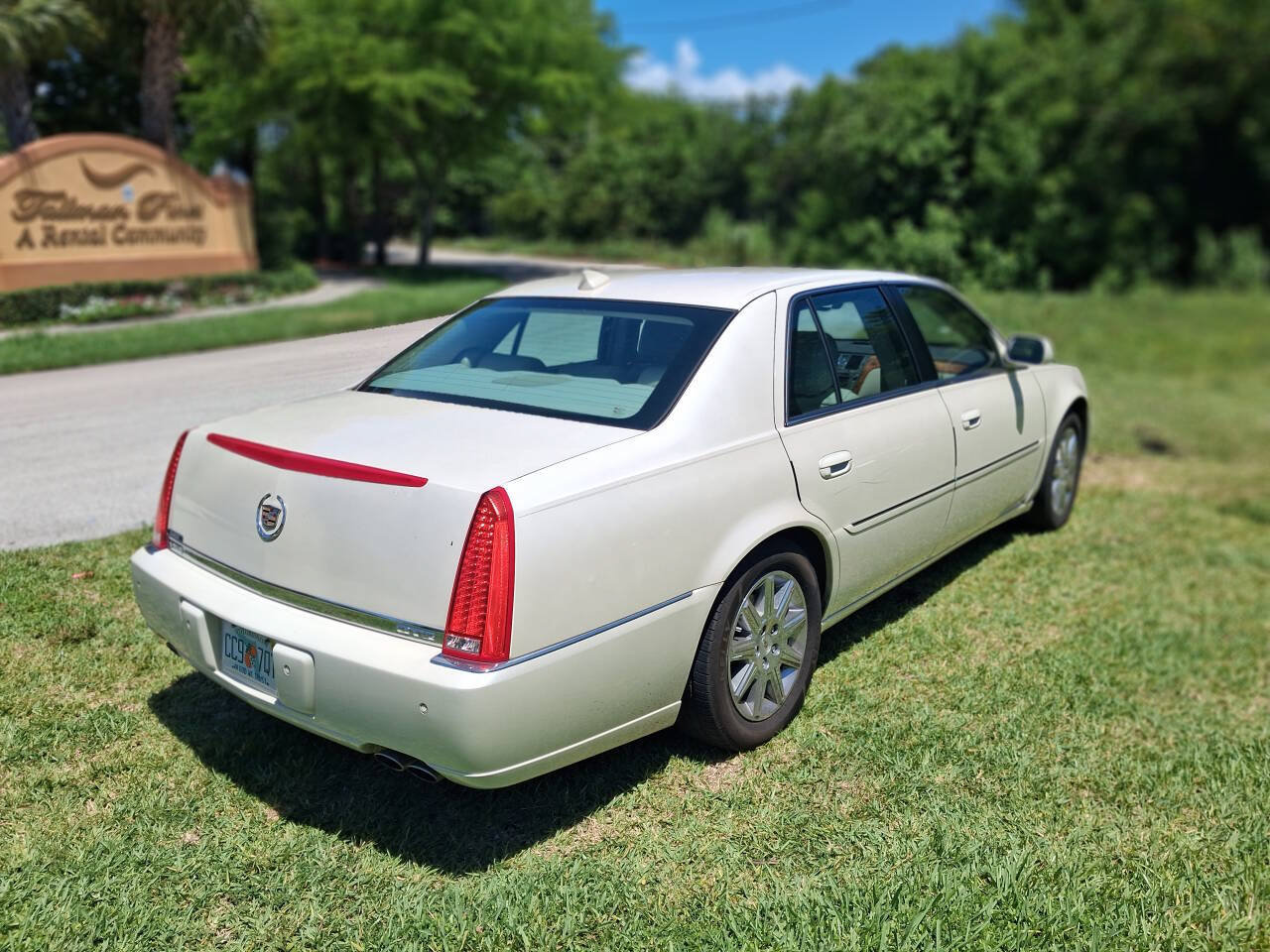 Used 2011 Cadillac DTS Premium w/ Driver Awareness Package FWD image 5