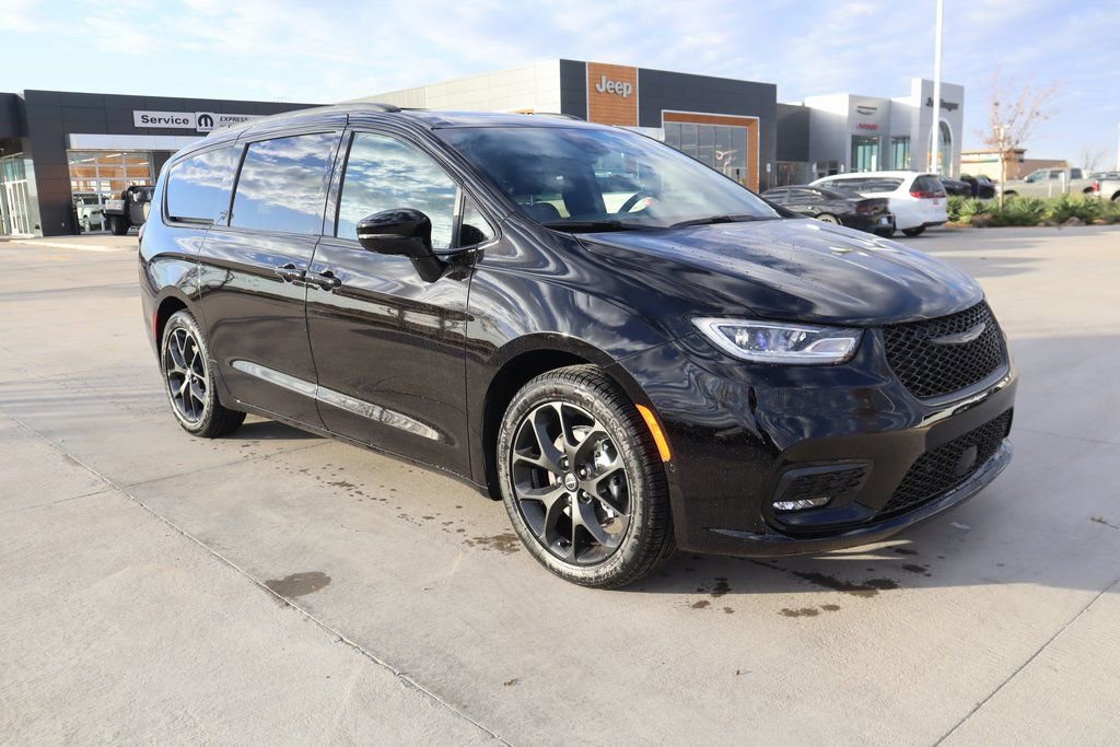 New 2026 Chrysler Pacifica Limited w/ S Appearance Package