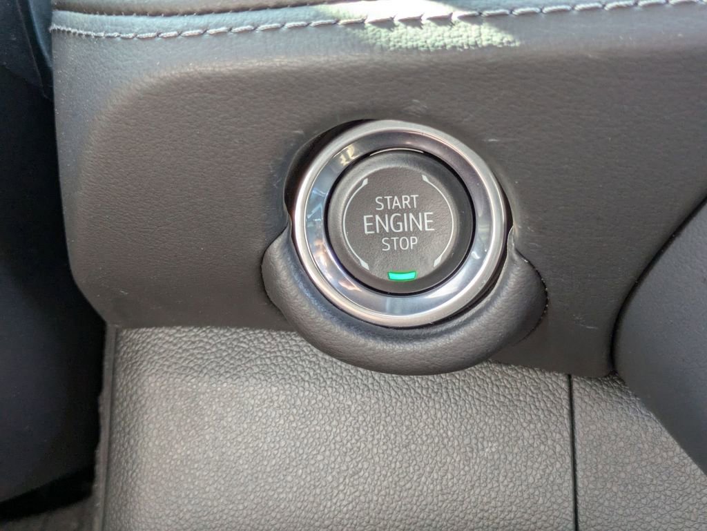 Used 2025 Chevrolet Suburban Z71 image 24