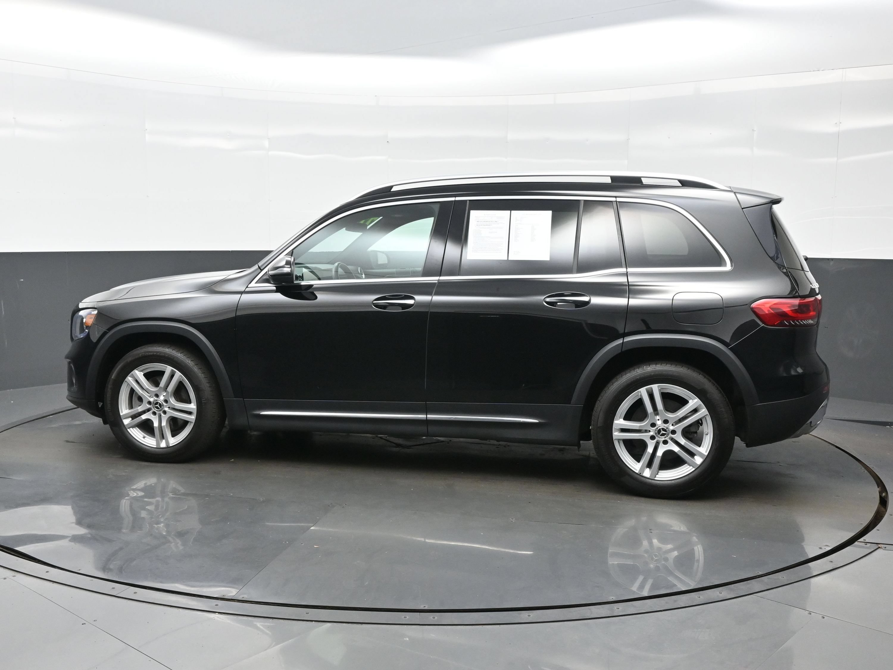 Used 2022 Mercedes-Benz GLB 250 4MATIC image 3