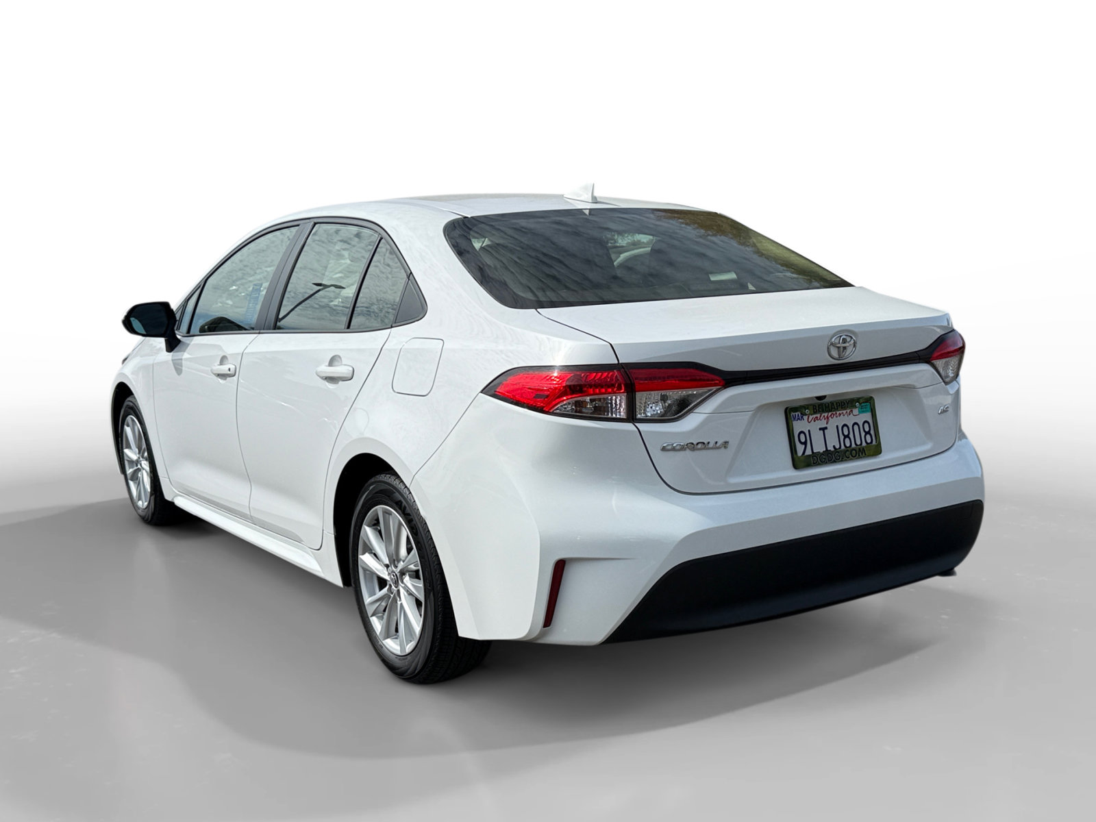 Used 2024 Toyota Corolla LE w/ LE Convenience Package FWD image 3