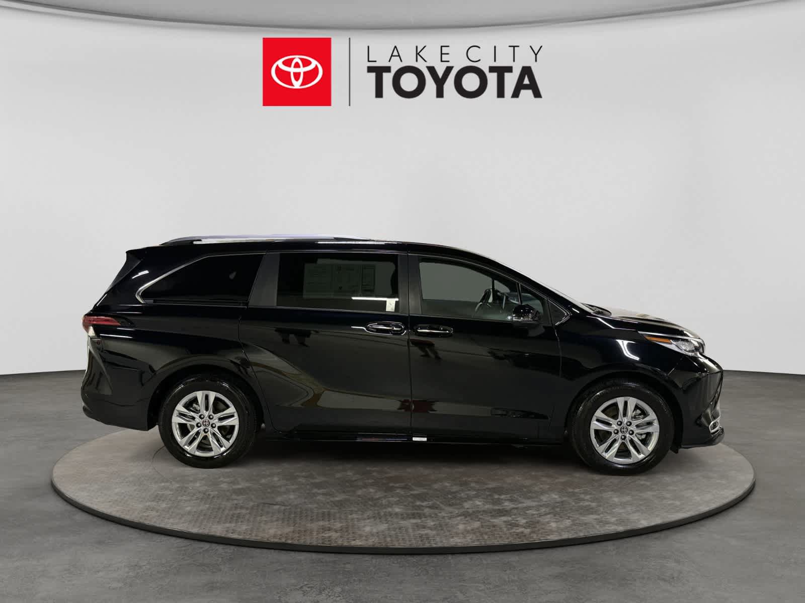 Used 2026 Toyota Sienna Limited FWD image 7