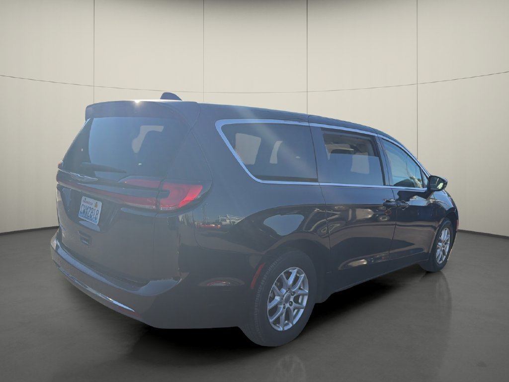 Used 2024 Chrysler Pacifica Touring-L FWD image 7