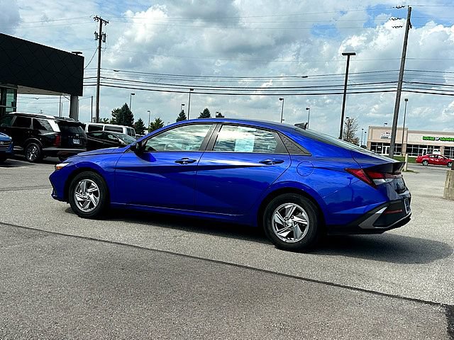 Certified 2025 Hyundai Elantra SE w/ Cargo Package FWD image 3