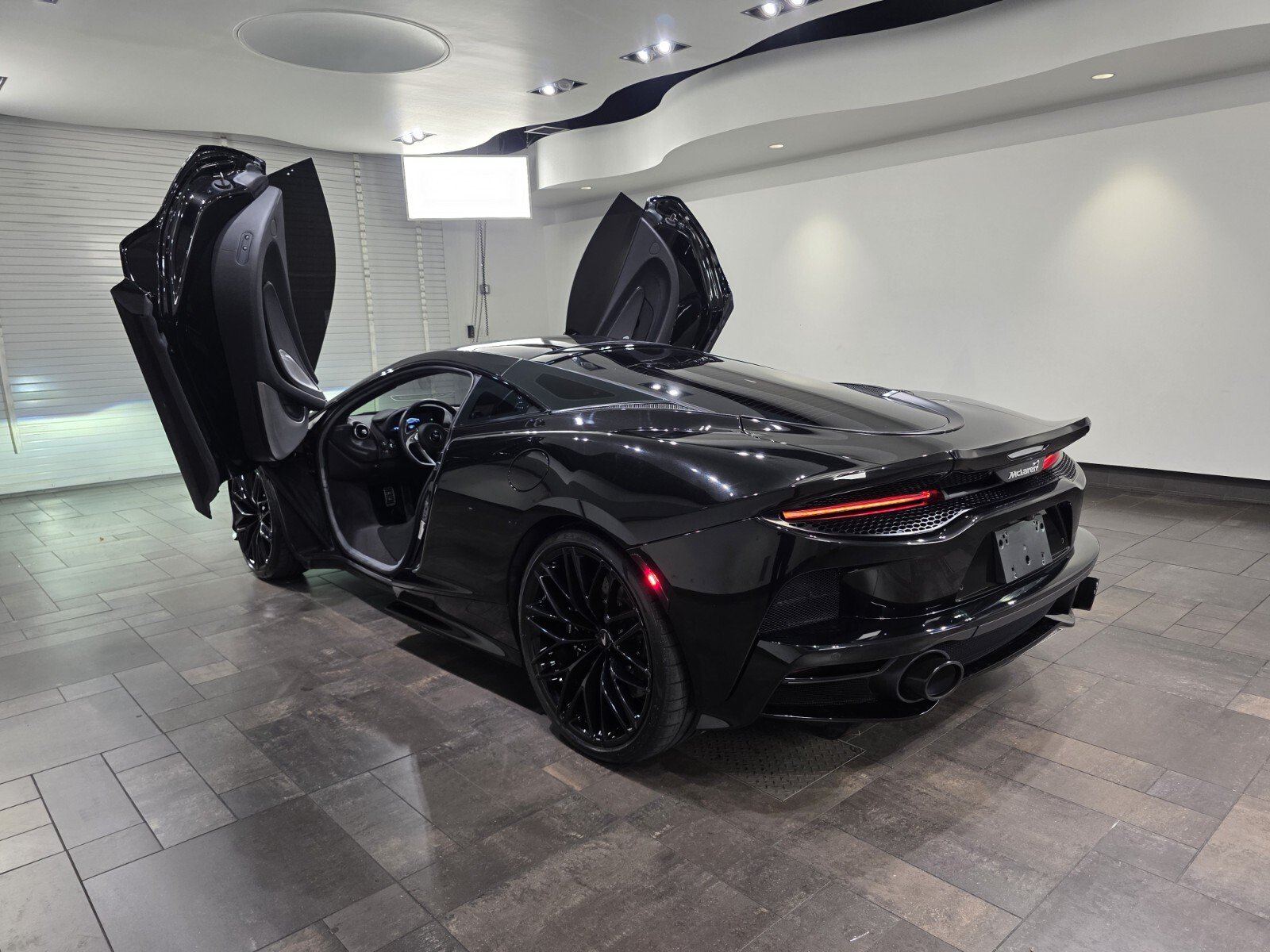 Used 2023 McLaren GT RWD image 22
