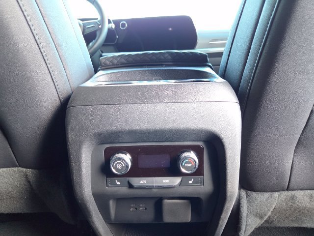 Used 2026 Chevrolet Traverse RS w/ LPO, Floor Liner Package AWD/4WD image 33