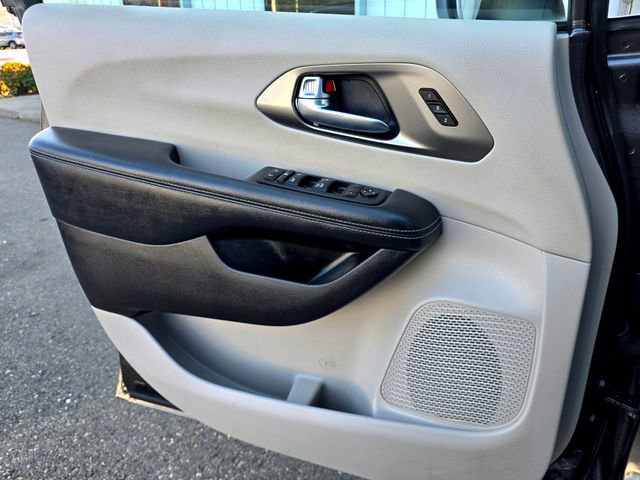 Certified 2023 Chrysler Pacifica Touring-L image 20