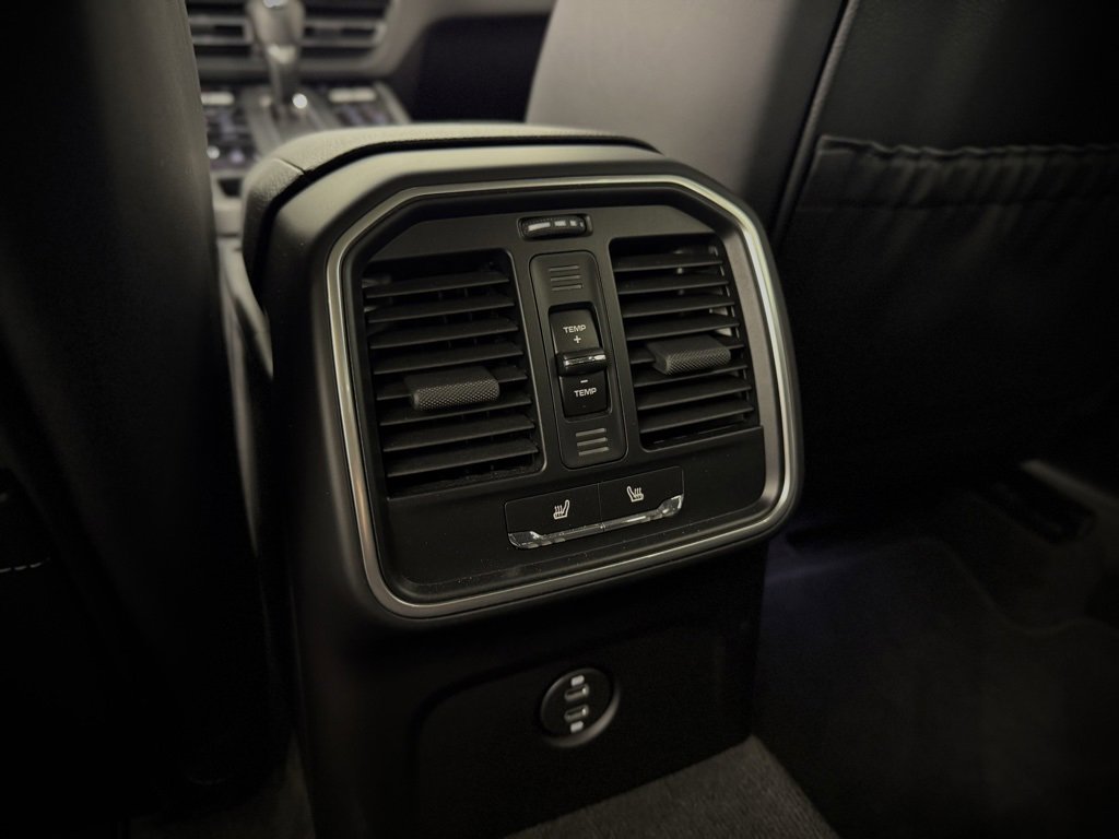 Certified 2025 Porsche Macan image 30