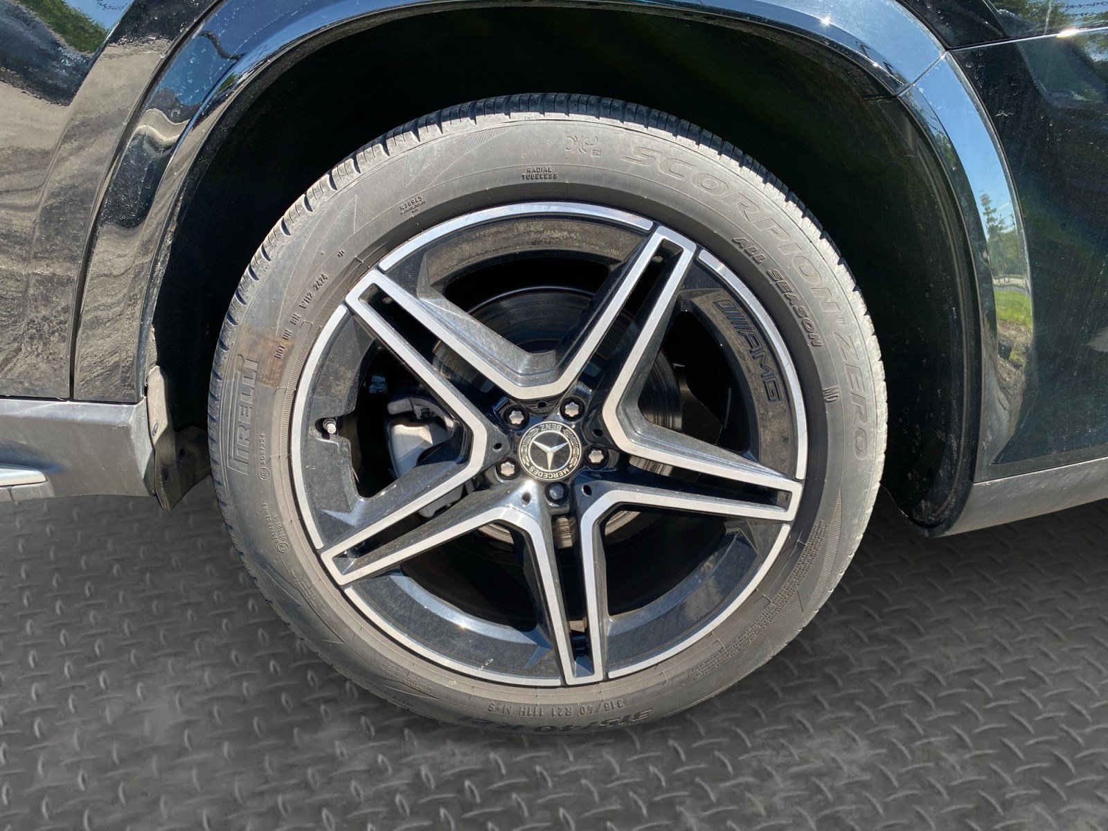Used 2025 Mercedes-Benz GLS 450 4MATIC w/ AMG Line Exterior image 14