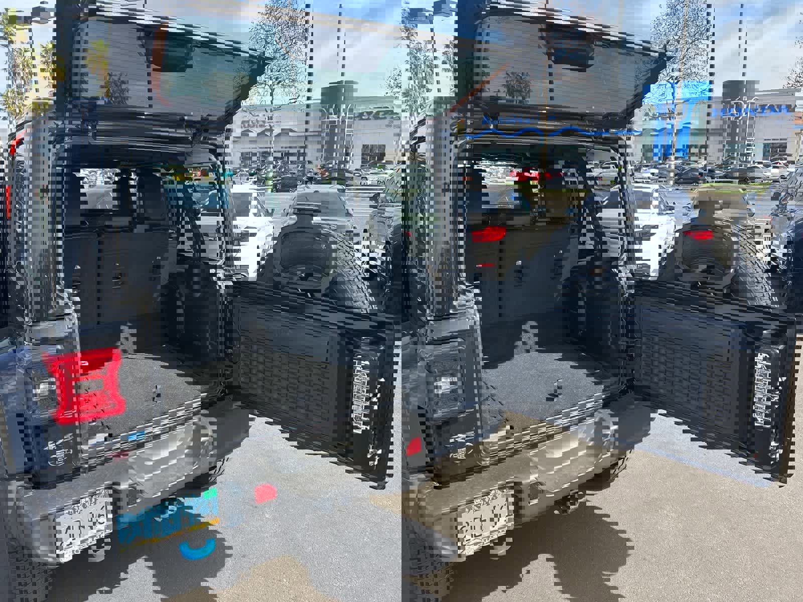 Used 2023 Jeep Wrangler Sahara image 32