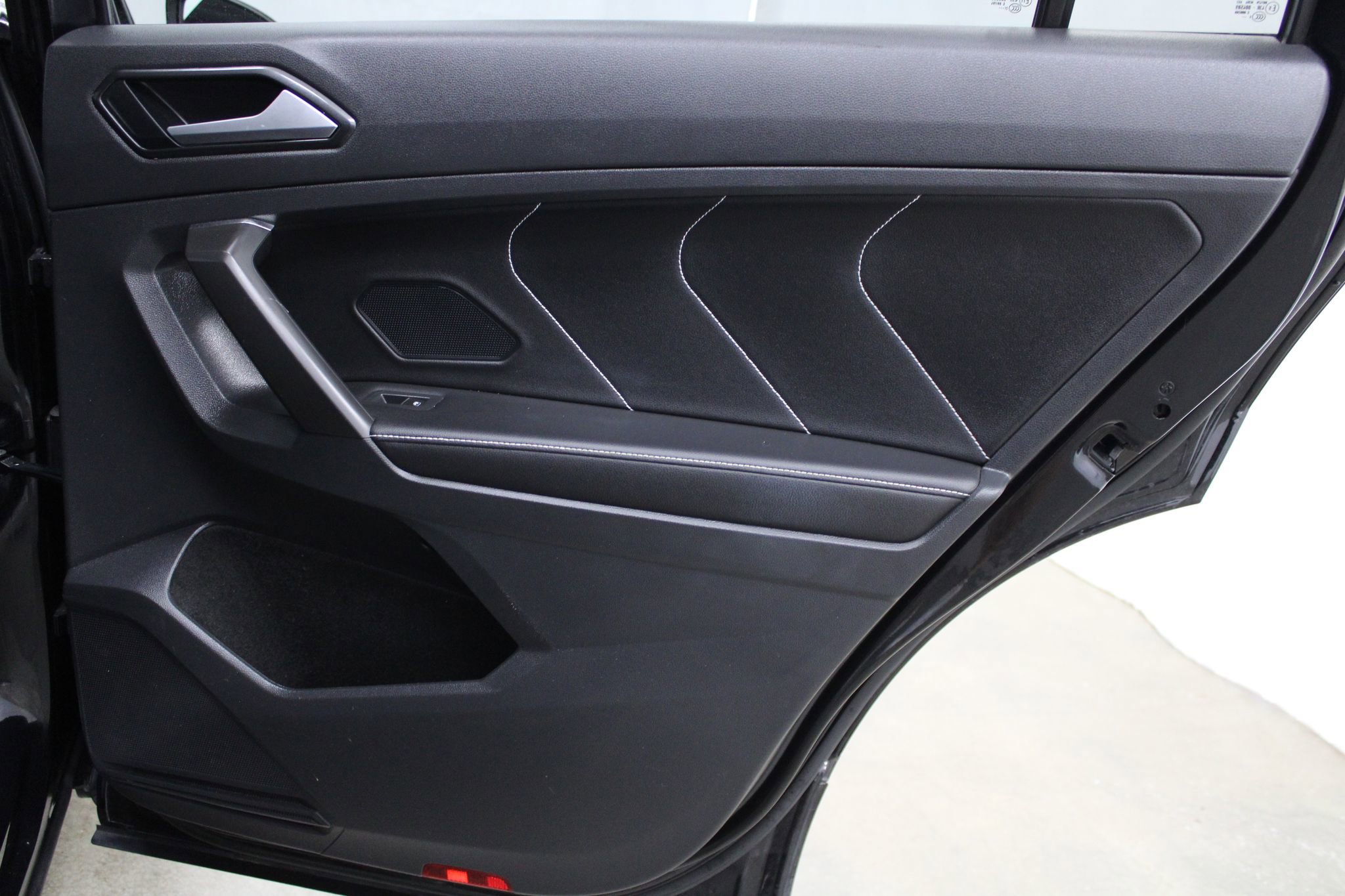 Used 2022 Volkswagen Tiguan SE R-Line image 19