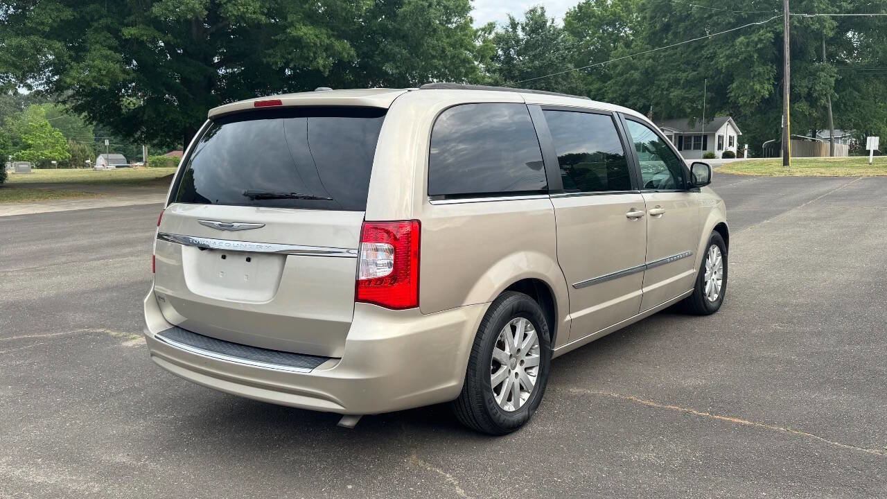 Used 2014 Chrysler Town & Country Touring FWD image 8