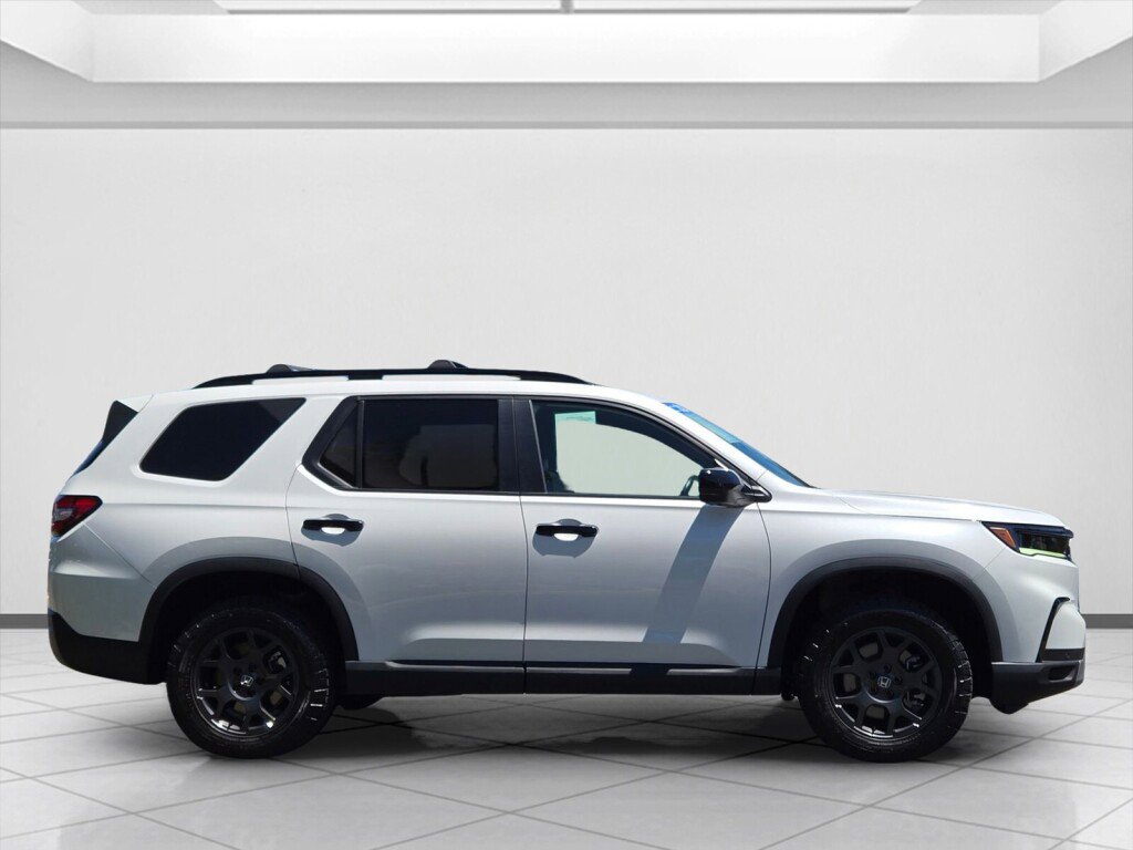 Certified 2024 Honda Pilot TrailSport image 4