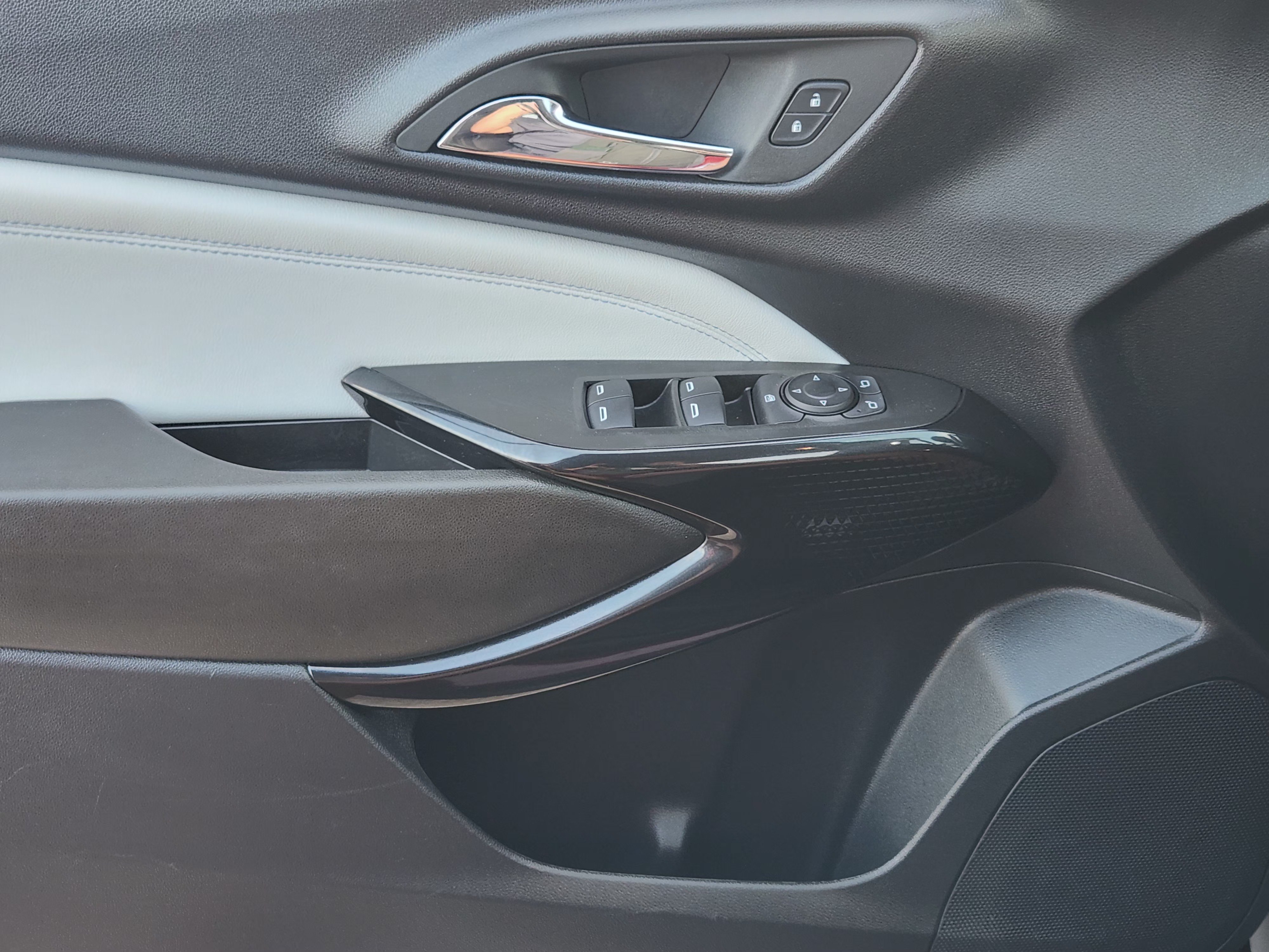 Used 2025 Chevrolet Trax LT FWD image 24