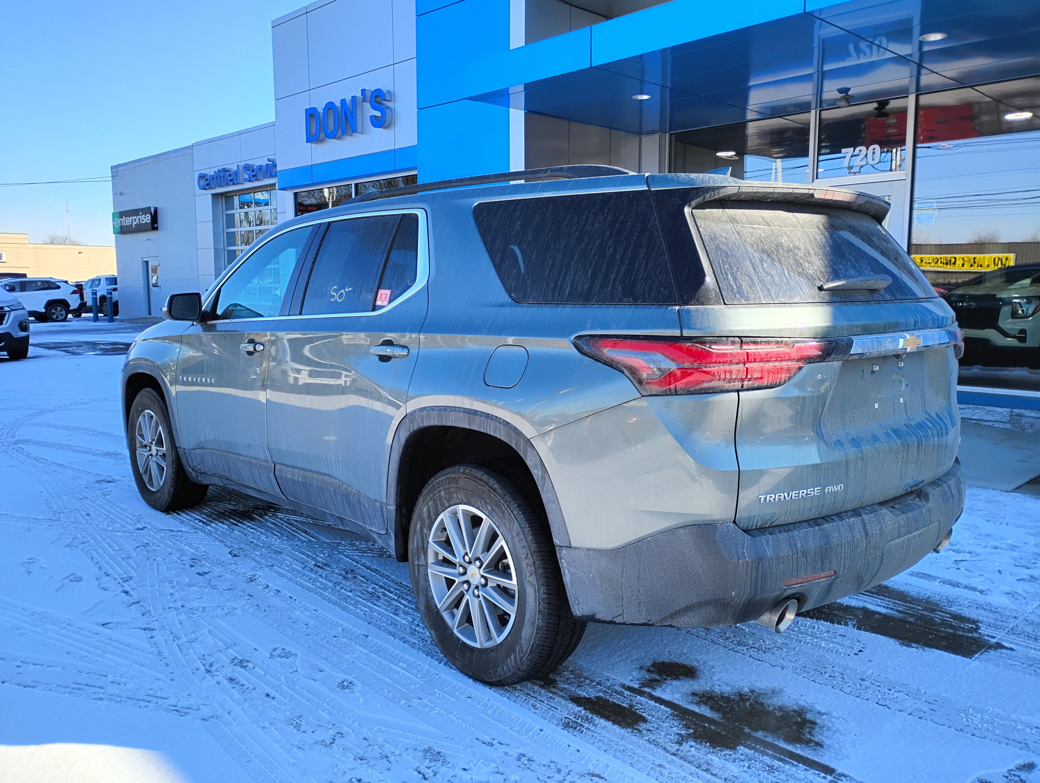 Used 2023 Chevrolet Traverse LT image 2