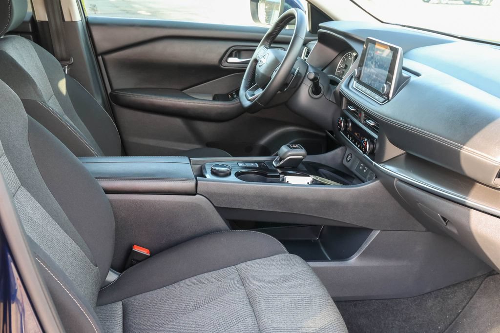 Used 2025 Nissan Rogue SV AWD/4WD image 9