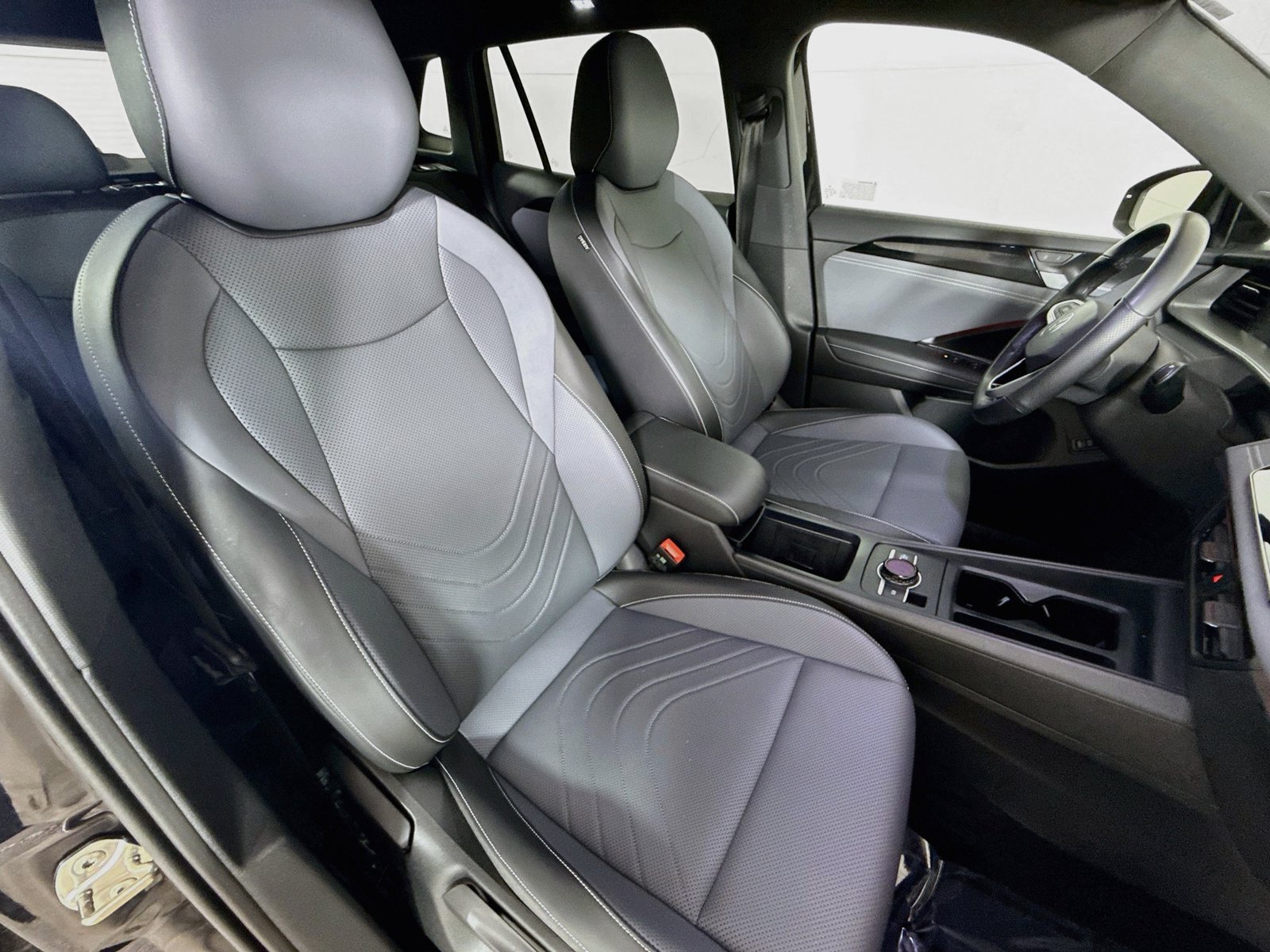 Certified 2025 Volkswagen Tiguan SE R-Line AWD/4WD image 26