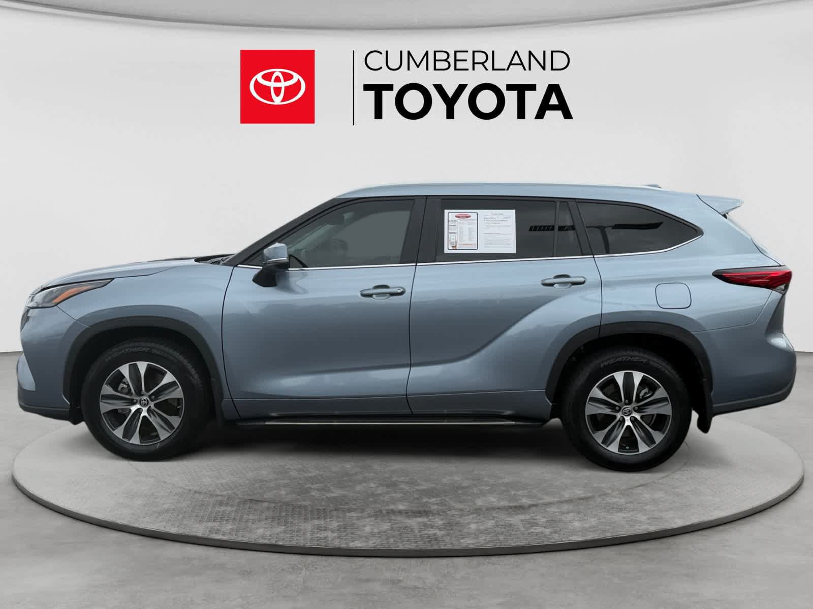 Used 2023 Toyota Highlander XLE FWD image 2