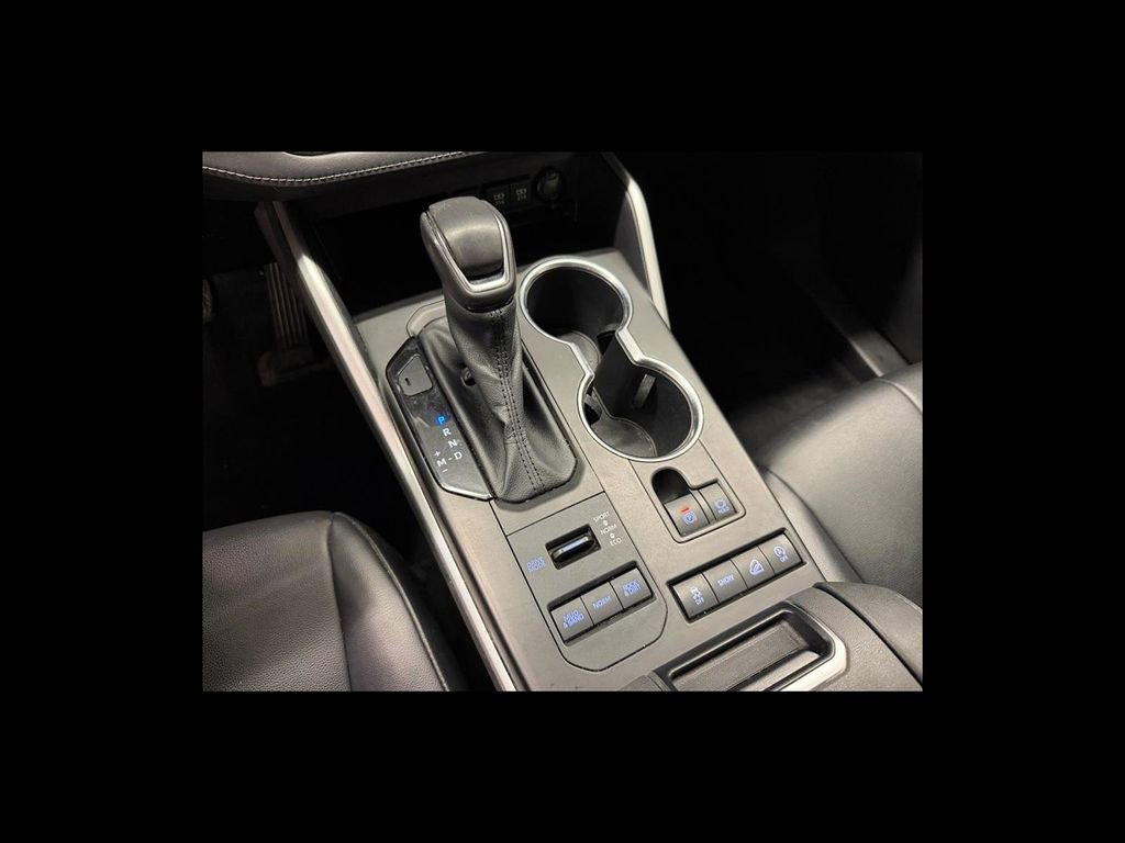 Used 2021 Toyota Highlander XLE AWD/4WD image 23