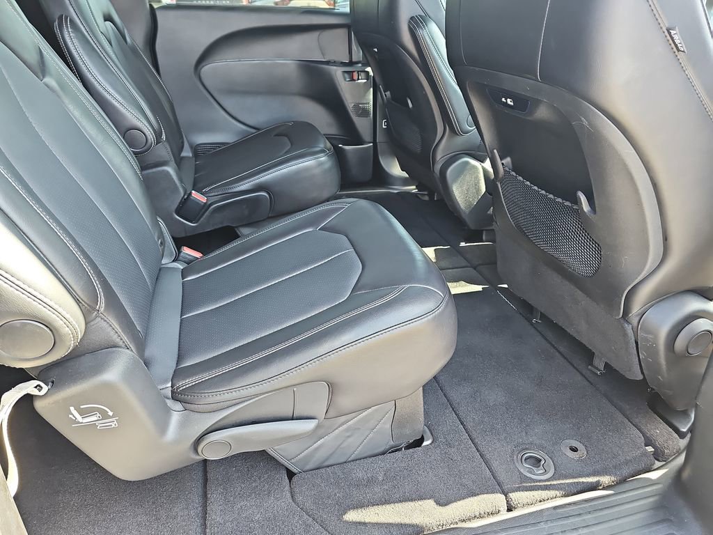 Used 2025 Chrysler Pacifica Select image 14