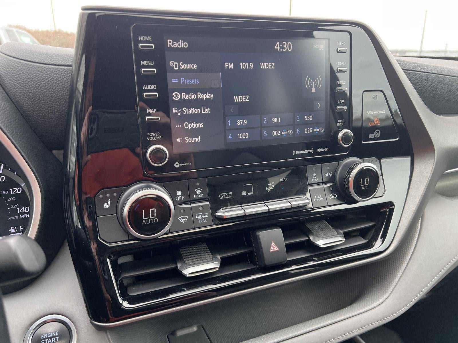 Used 2020 Toyota Highlander XLE AWD/4WD image 24