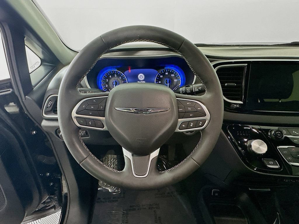 Used 2025 Chrysler Pacifica Select FWD image 16