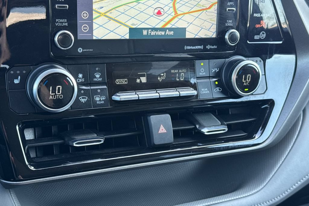 Used 2021 Toyota Highlander XLE AWD/4WD image 25